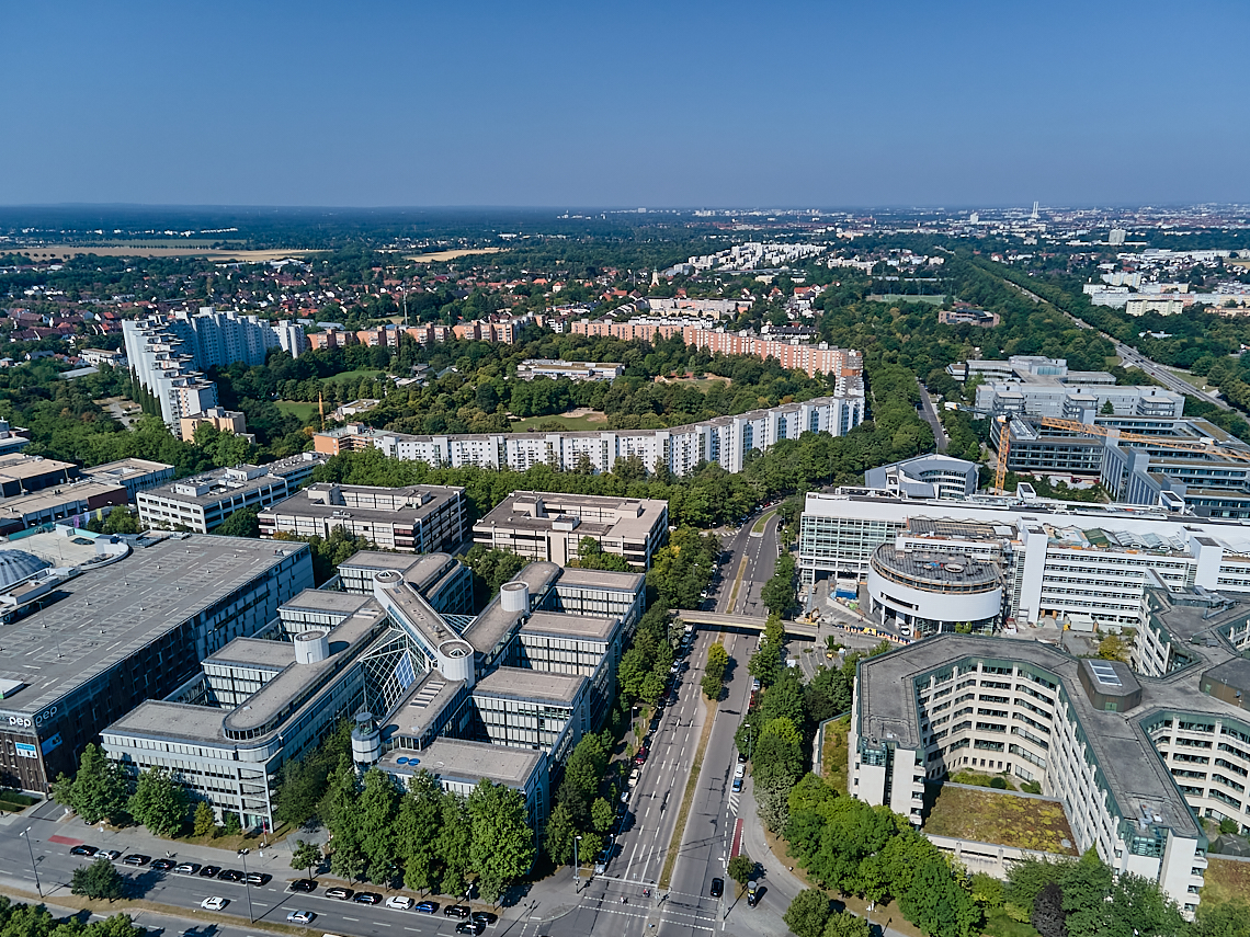 22.07.2022 - ehemaliges Alliant-Versicherungsgebäude und Wohnring in Neuperlach